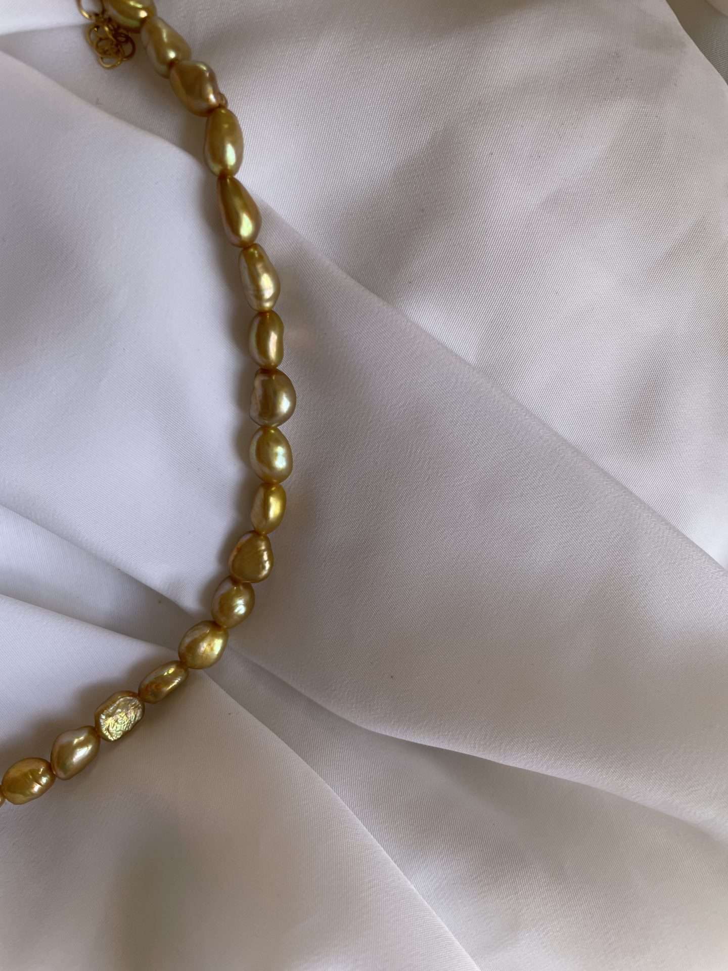 Collana di perle colorate