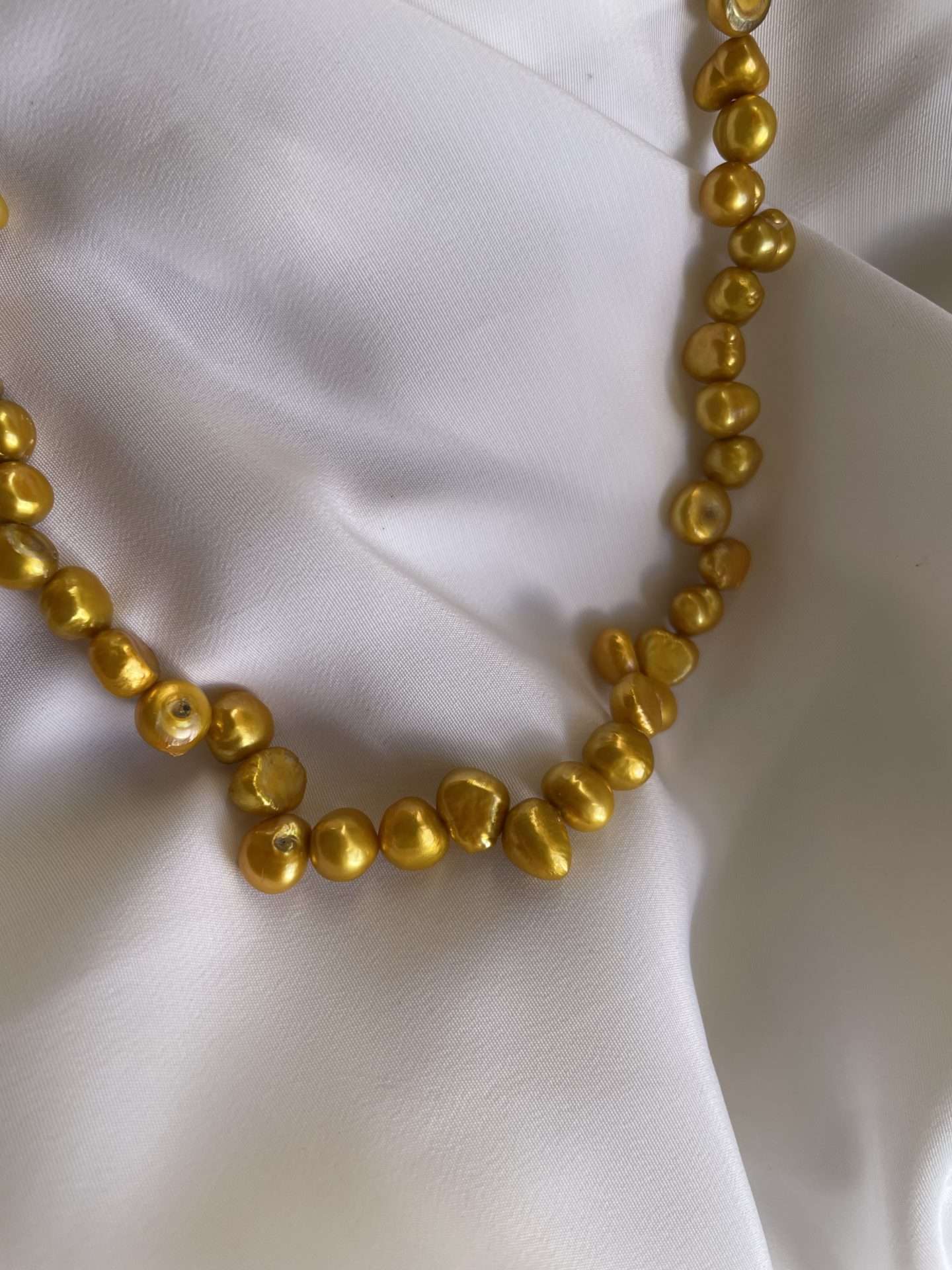 Collana di perle colorate