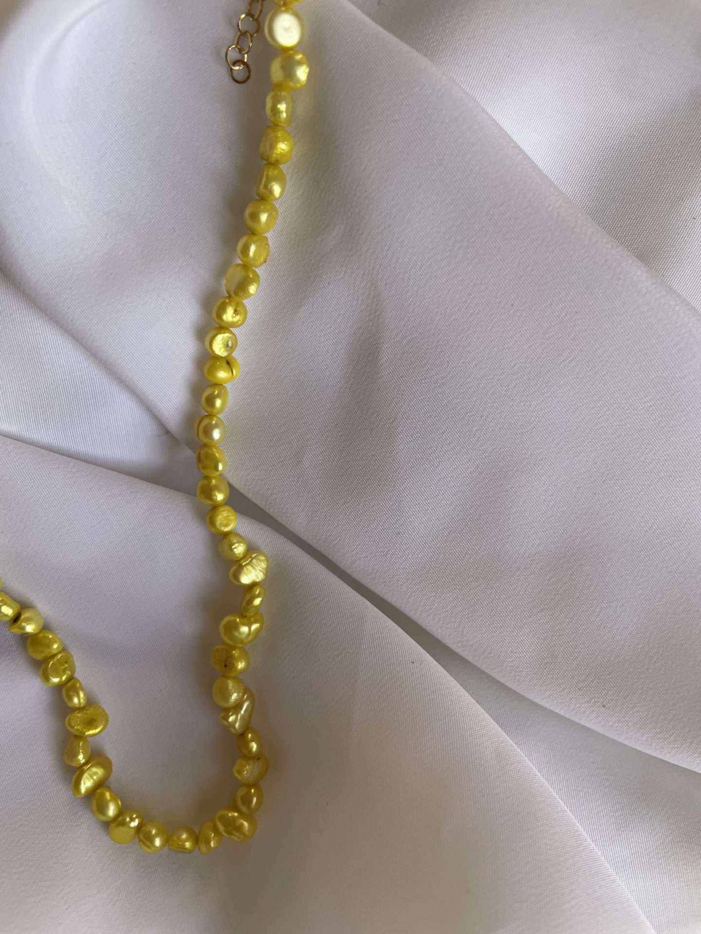 Collana di perle colorate