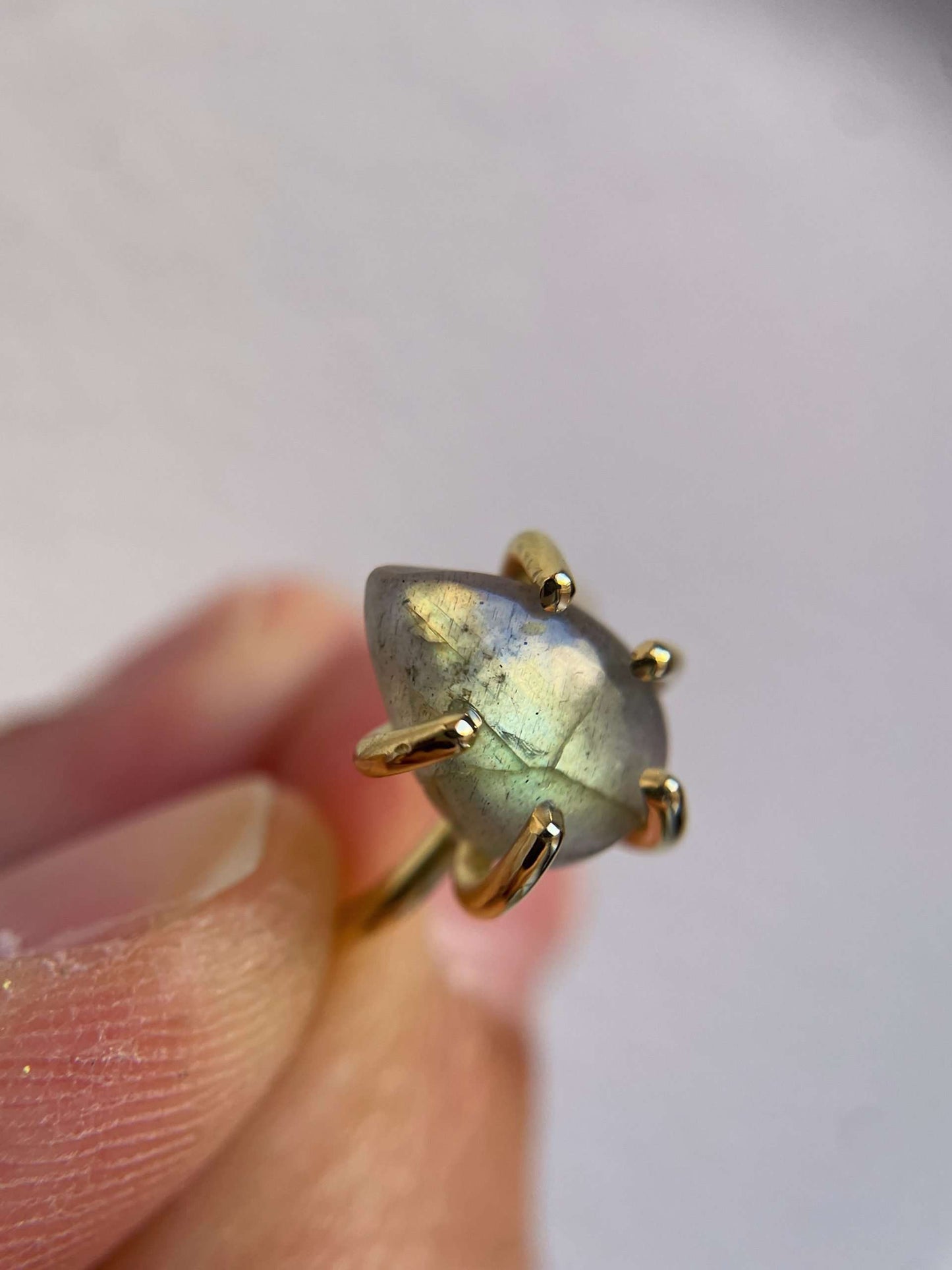 Anello con griffe - goccia di labradorite