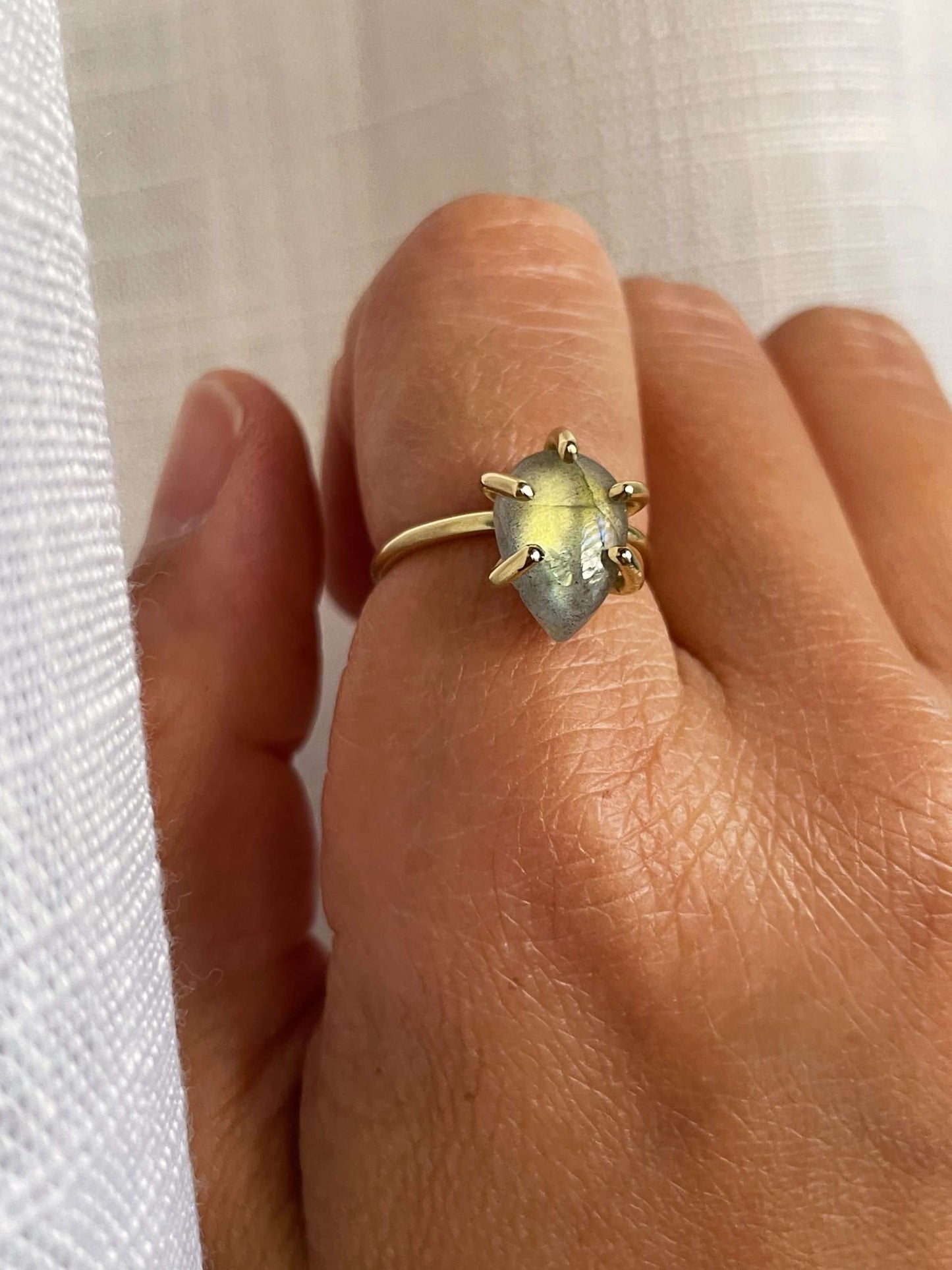 Anello con griffe - goccia di labradorite