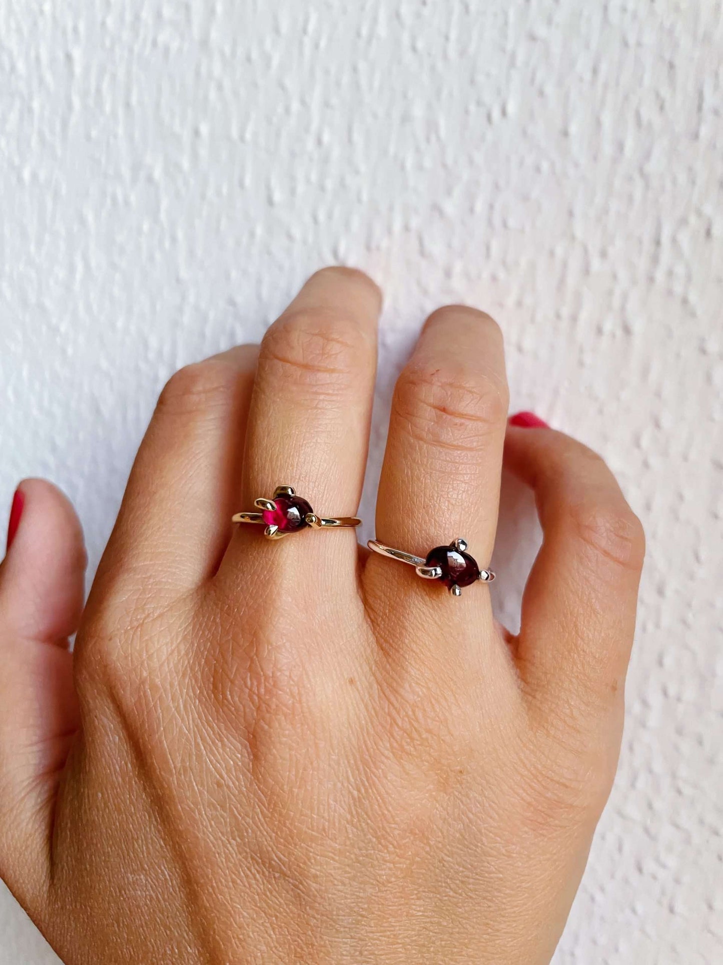 Anello con griffe - granato