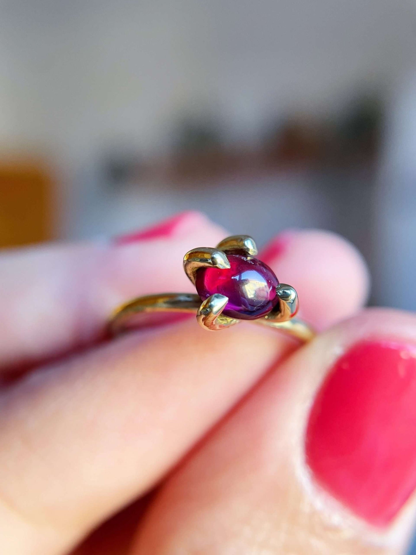 Anello con griffe - granato