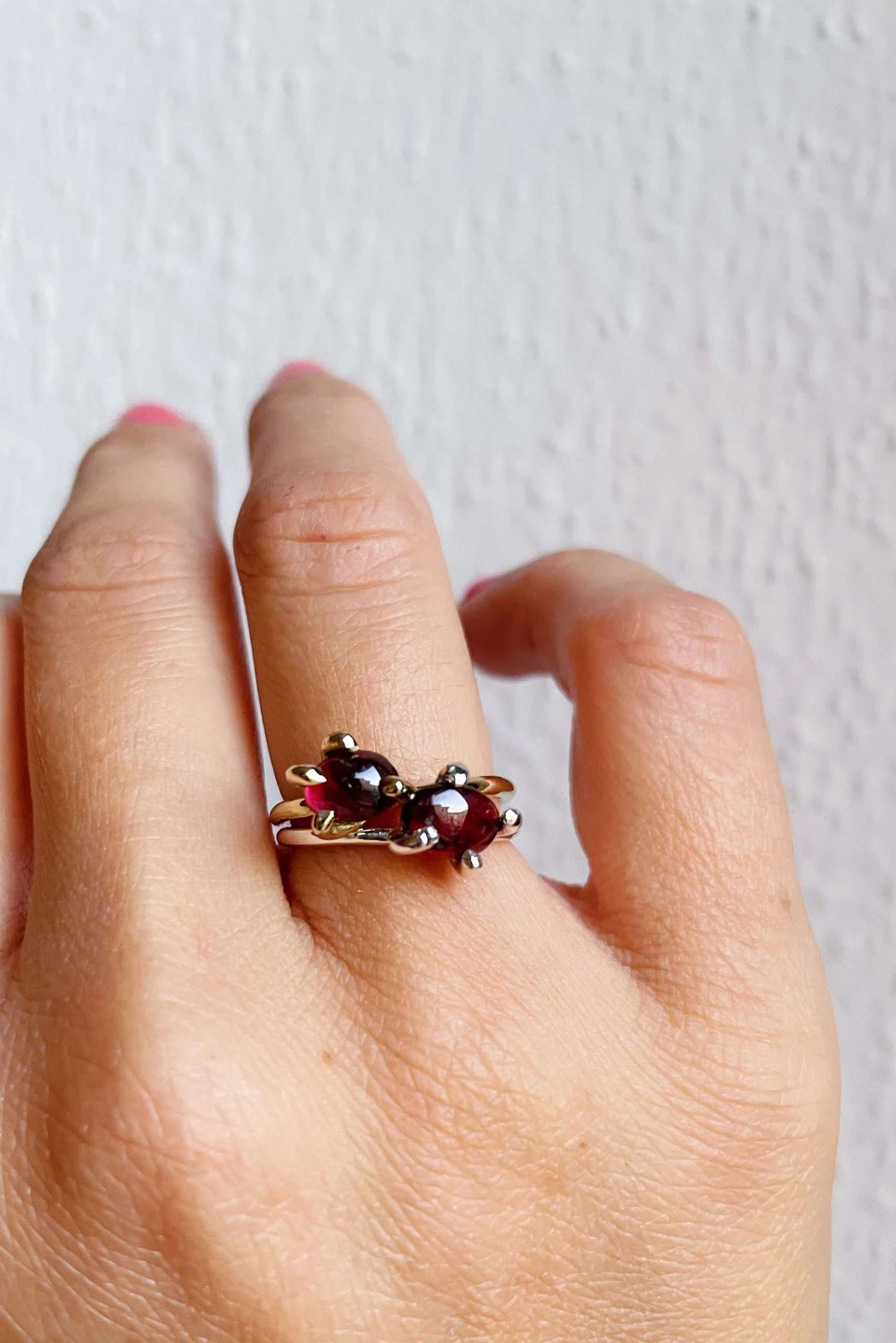 Anello con griffe - granato