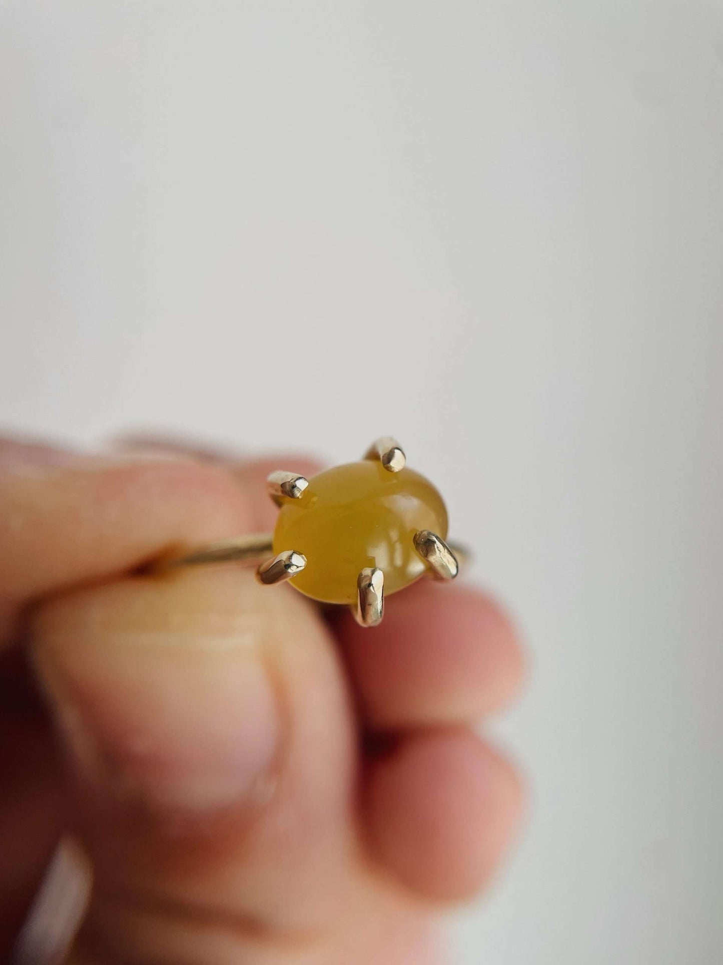 Anello con griffe - onice giallo