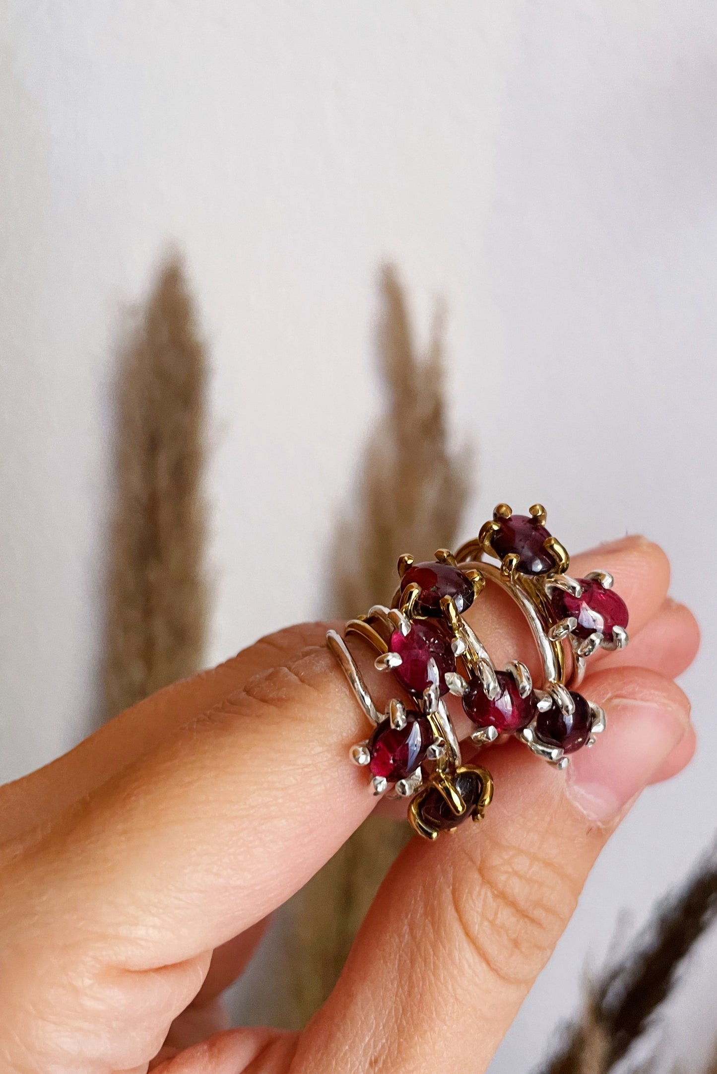 Anello con griffe - granato