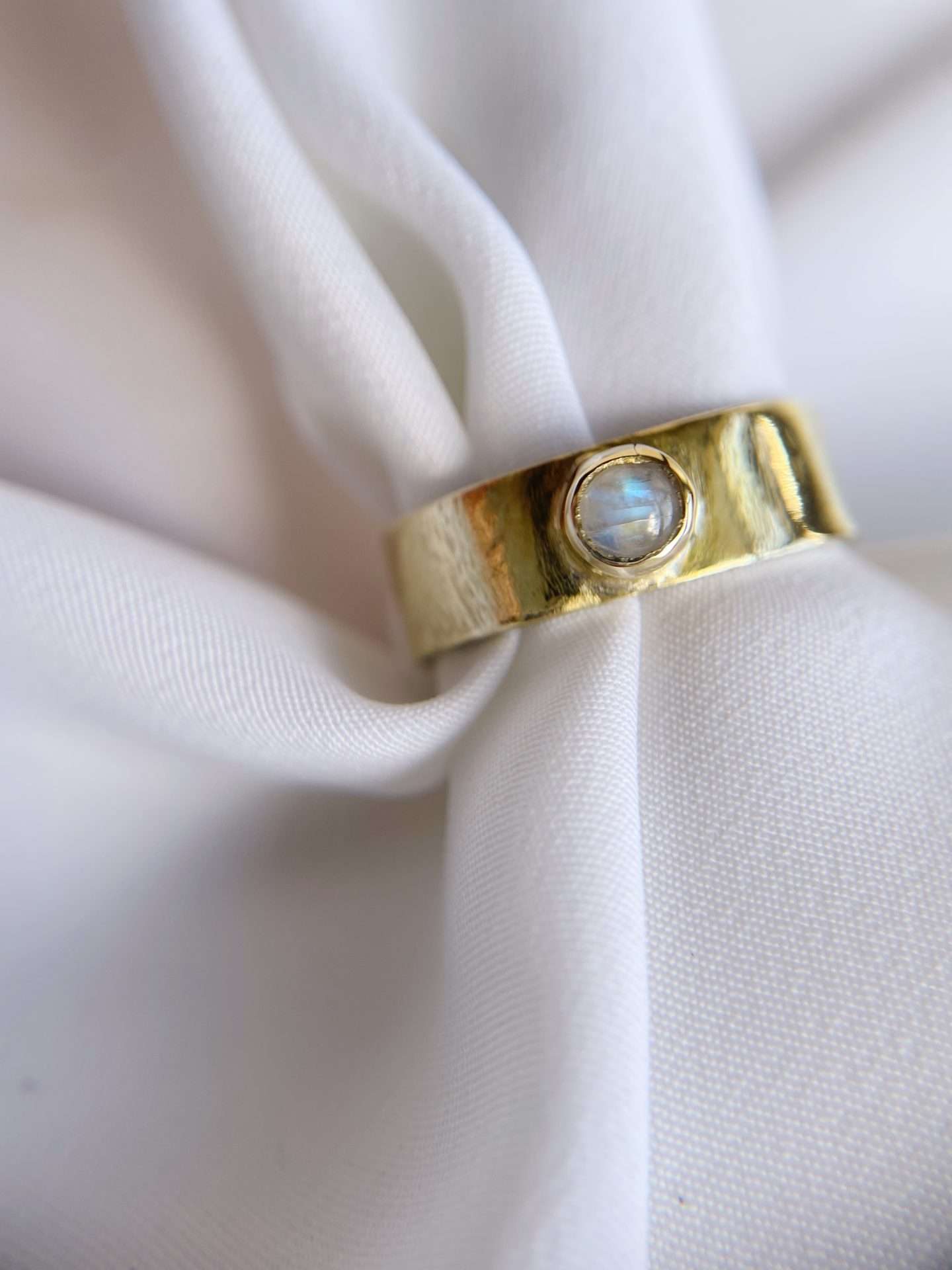 Anello a fascia con labradorite bianca n.2