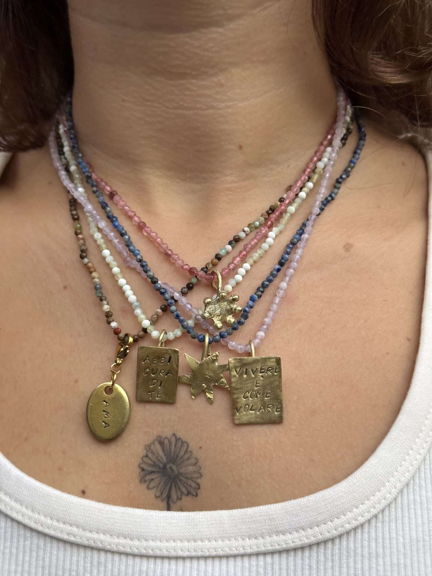 Collana con pietre colorate