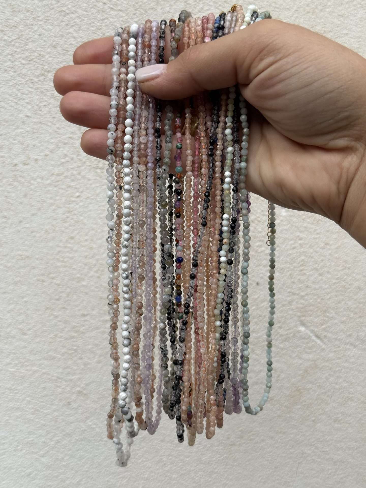 Collana con pietre colorate
