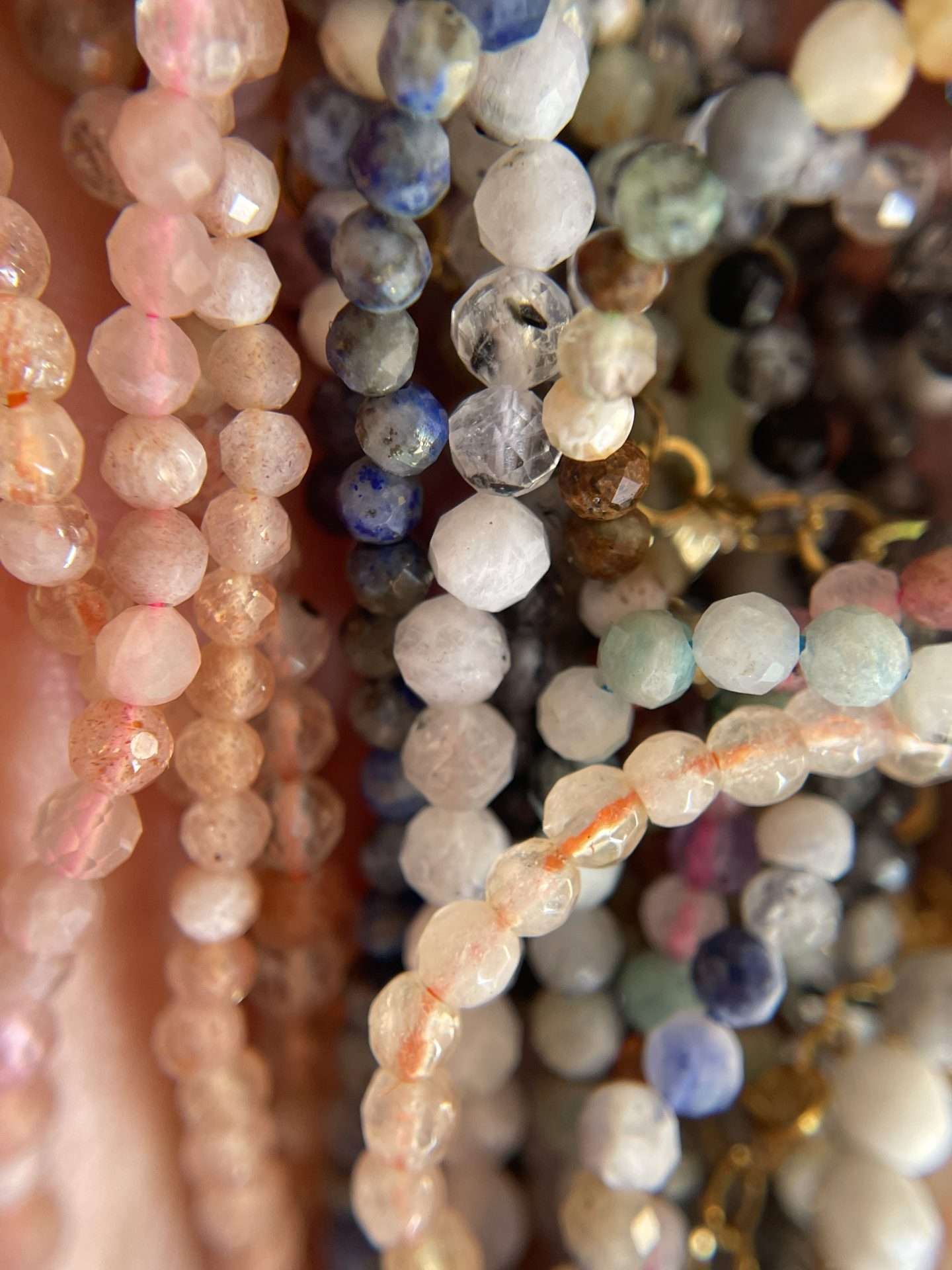 Collana con pietre colorate