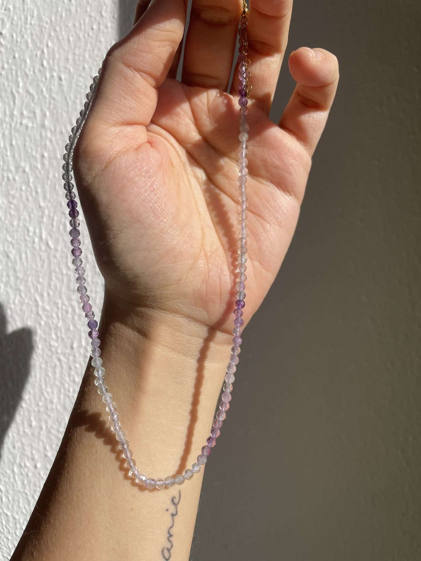 Collana con pietre colorate