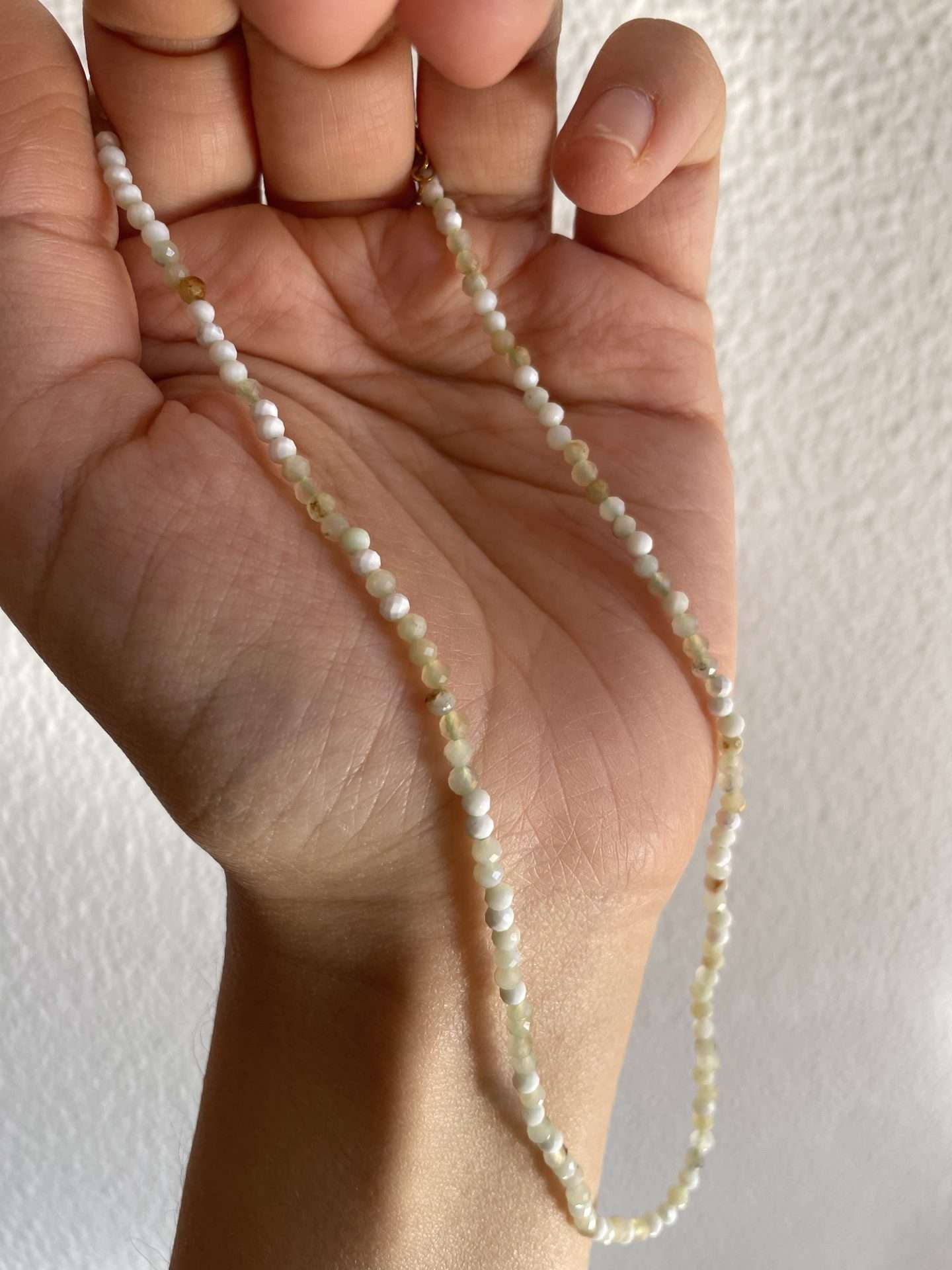 Collana con pietre colorate