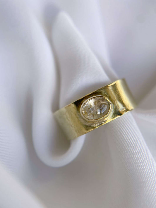 Anello a fascia con quarzo ialino