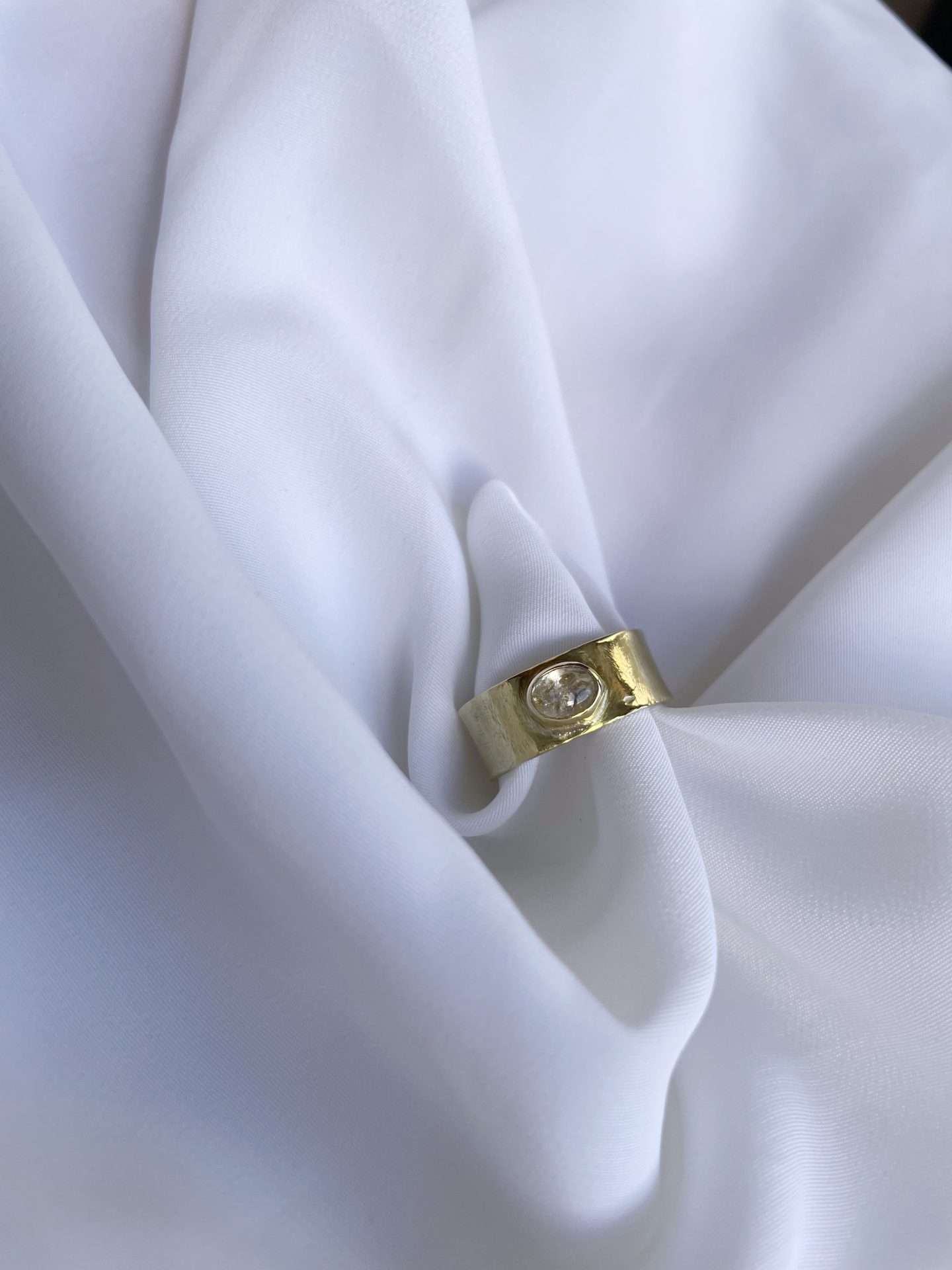 Anello a fascia con quarzo ialino