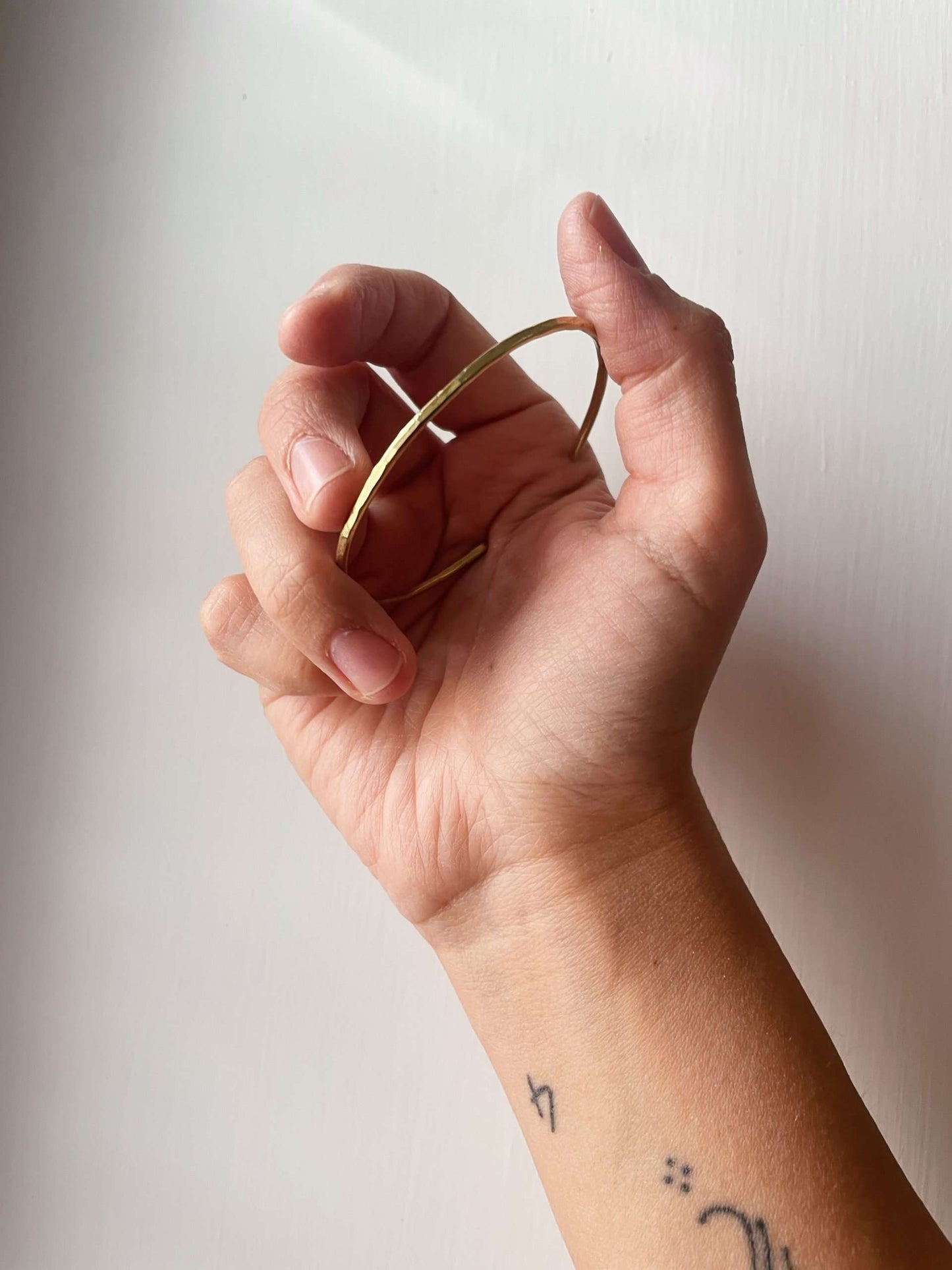 Bracciale rigido in ottone martellato