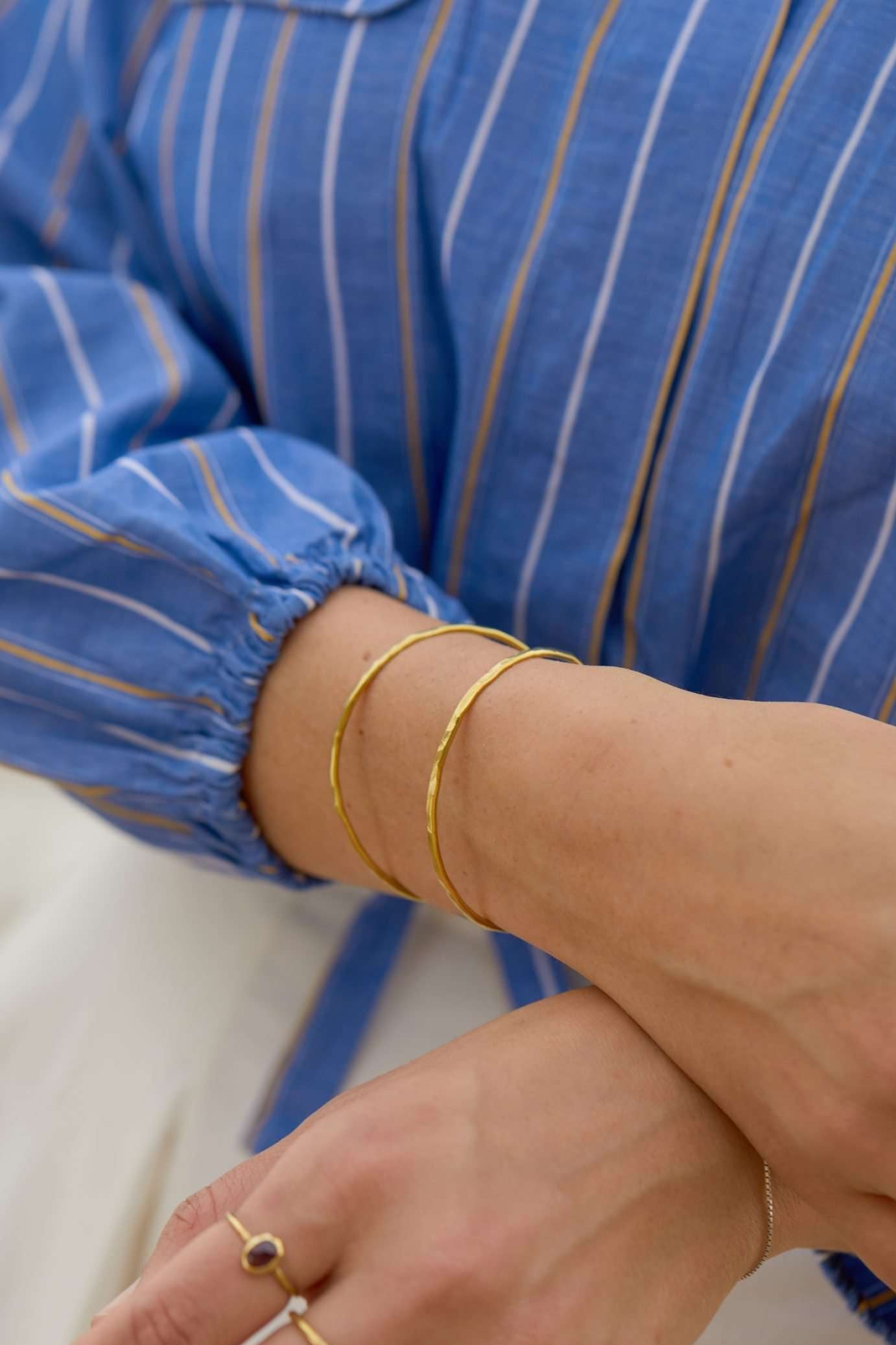 Bracciale rigido in ottone martellato
