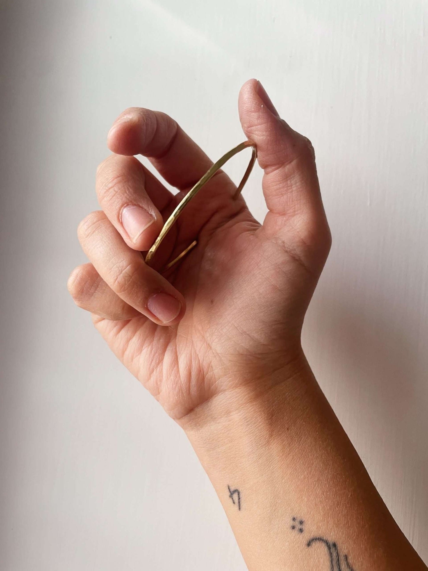 Bracciale rigido in ottone martellato