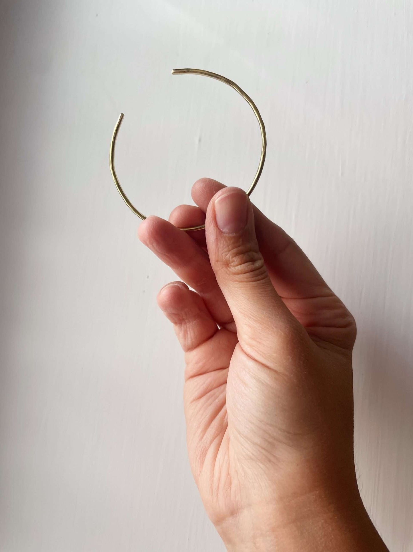 Bracciale rigido in ottone martellato