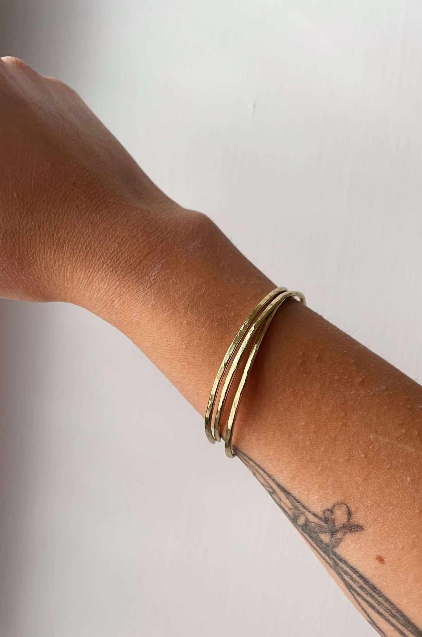 Bracciale rigido in ottone martellato