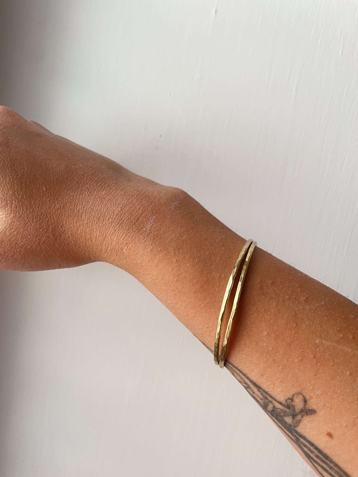 Bracciale rigido in ottone martellato