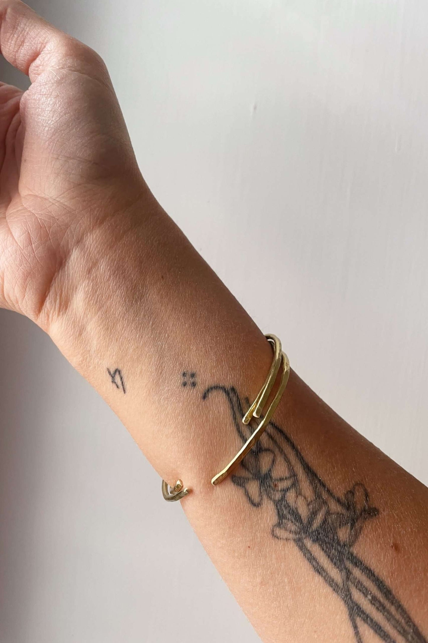 Bracciale rigido in ottone martellato